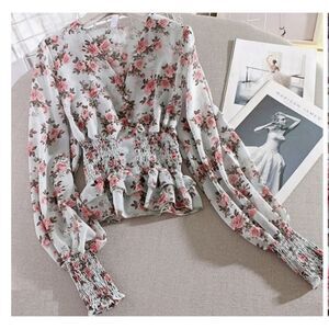 NWT. Believe size small romantic rose print V neck puffy sleeves